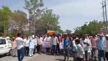 इछावर: इछावर में किसानों का प्रदर्शन, नर्मदा लिंक परियोजना में गांवों को जोड़ने की मांग, तहसील में सौंपा ज्ञापन