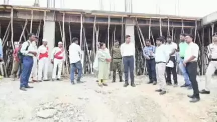 इटाढ़ी: नारायणपुर में निर्माणाधीन पंचायत सरकार भवन का ज़िला अधिकारी ने किया निरीक्षण, दिए निर्देश