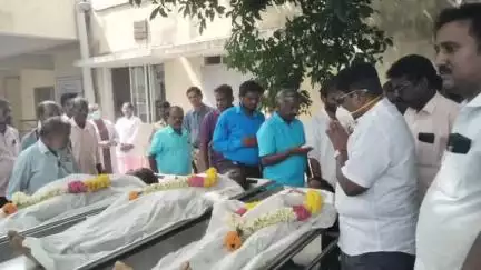 விக்கிரவாண்டி: முண்டியம்பாக்கம் அரசு மருத்துவமனையில்  
ஆற்றில் மூழ்கி உயிரிழந்த  மூன்று உடலுக்கு விழுப்புரம் நாடாளுமன்ற உறுப்பினர் ரவிக்குமார் நேரில் அஞ்சலி