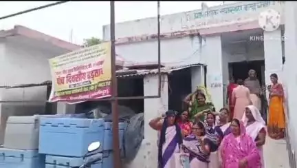 शिवाजी नगर: शिवाजी नगर प्राथमिक स्वास्थ्य केंद्र पर आशा कार्यकर्ताओं की हड़ताल तीसरे दिन भी जारी, सेवाएं ठप