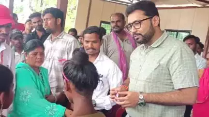 बागबाहरा: प्रधानमंत्री जनमन योजना के तहत जोरातराई में कमार जनजाति के लिए शिविर आयोजित, कलेक्टर ने मूलभूत सुविधाओं पर ध्यान दिया