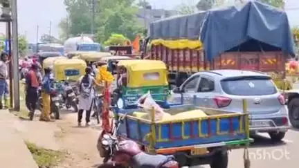 धनरुआ: धनरुआ प्रखंड कार्यालय के पास लगा भीषण जाम, सड़क के दोनों ओर लगी गाड़ियों की लंबी कतार