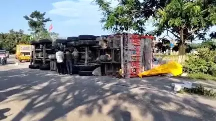 বিহপুৰীয়া: হাৰমতিৰ ৰাষ্ট্ৰীয় ঘাইপথত পথ দুৰ্ঘটনা,নিয়ন্ত্ৰণ হেৰুৱাই পথৰ মাজত বাগৰি পৰে ইটা ভৰ্তি ট্ৰাক, আঘাতপ্ৰাপ্ত হয় চালক হেণ্ডিমেন