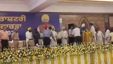 ਧੂਰੀ: ਧੂਰੀ ਪਹੁੰਚੇ ਪੰਜਾਬ ਦੇ ਮੁੱਖ ਮੰਤਰੀ ਭਗਵੰਤ ਮਾਨ ਵੱਲੋਂ ਕੋਪਰੇਟ ਬੈਂਕਾਂ ਦਾ ਲੋਨ ਵਾਪਸ ਕਰਨ ਵਾਲੇ ਪੰਚਾਇਤਾਂ ਨੂੰ ਕੀਤਾ ਗਿਆ ਸਨਮਾਨਿਤ