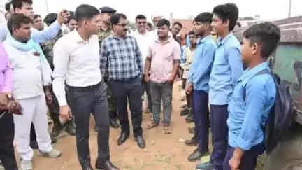 इटाढ़ी: नारायणपुर गांव में मनरेगा से बने खेल मैदान में बास्केटबॉल खेल का ज़िला अधिकारी ने किया शुभारंभ
