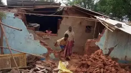 भरनो: डूडीया, बसाईरटोली गांव में जंगली हाथी ने घर की छत को किया क्षतिग्रस्त