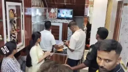 মাথাভাঙা ২: ঘোকসাডাঙ্গা বাজারে সোনার দোকানে চুরির ঘটনায় চাঞ্চল্য