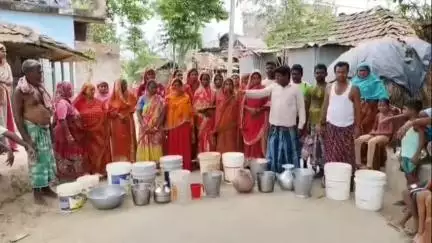 চাঁচল ১: পুরাতন খানপুর এলাকায় পানীয় জলের দাবিতে বিক্ষোভ স্থানীয়দের