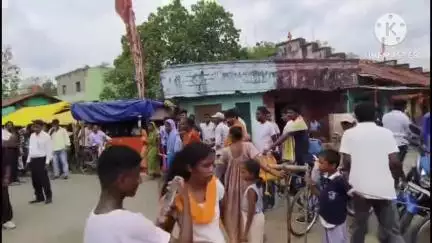 खरसावां: मनुटोला में गिरे पेड़ को हटाने की मांग पर ग्रामीणों का प्रदर्शन, प्रशासन के खिलाफ खोला मोर्चा, किया रोड जाम