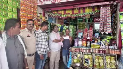 तिफरा और न्यू बस स्टैंड के पास सार्वजनिक जगहों व स्कूलों के पास तंबाकू उत्पाद बेचने वालों पर कोटपा एक्ट के तहत कार्रवाई