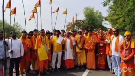 बरियातु: नचना ग्राम में तीन दिवसीय महायज्ञ के लिए भव्य कलश शोभा यात्रा निकाली गई