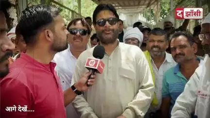 झांसी स्टेशन जीआरपी पुल बंद होने से टैक्सी चालक परेशान प्रदीप जैन आदित्य ने जाके खुलवाया पुल टैक्सी चालक ने लगाए प्रदीप जैन जिंदाबाद के नारे ।  #झांसी #jhansi