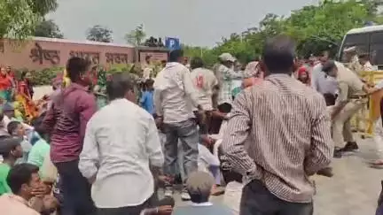 ગરૂડેશ્વર: ભારત ભવન પાસે પોલીસે સ્થાનિકોને ખેંચીને ગાડીમાં બેસાડ્યા #Jansamasya