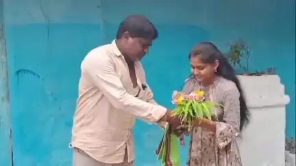 ସୋହେଲା: ପେଟୁପାଲୀ ଗ୍ରାମର ଗରୀବ ଛାତ୍ରୀ ରାକ୍ଷୀ +2 ବୋର୍ଡ ପରୀକ୍ଷାରେ 91 % ରଖିଥିବାରୁ ଗ୍ରାମବାସୀ ତାଙ୍କୁ ଆଜି କଲେ ସମ୍ମାନିତ, ଦେଖନ୍ତୁ ମତାମତ