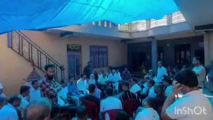 भवारना: विधायक विपिन सिंह परमार ने थुरल में नवीन कुमार के घर जाकर शोकाकुल परिवारजनों के साथ संवेदनाएं व्यक्त की