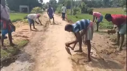 কাটোয়া ২: নন্দীগ্রাম এলাকার মানুষদের সুবিধার্থে রাস্তায় পড়ে থাকা মাটি পরিষ্কার করলেন তৃণমূল কর্মীরা #jansamasya