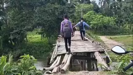 গোঁসাইগাঁও ভাগ: ভমৰাবিলত হাৰা ফুটা নদীৰ ওপৰত থকা কাঠৰ দলঙৰ জৰাজীৰ্ণ ৰূপ, যাতায়তৰ সমস্যাত ৰাইজ #jansamasya