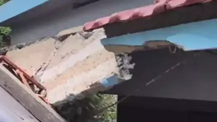 മാനന്തവാടി: പിലാകാവിൽ ഥാർ ജീപ്പ് നിയന്ത്രണം വിട്ട് വീടിനുള്ളിലേക്ക് പാഞ്ഞുകയറി അപകടം