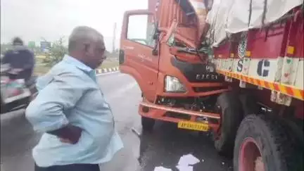 నల్లజర్ల జాతీయ రహదారిపై రోడ్డు ప్రమాదం, అదుపుతప్పి ముందు వెళ్తున్న లారీని ఢీకొన్న కొరియర్ వ్యాను