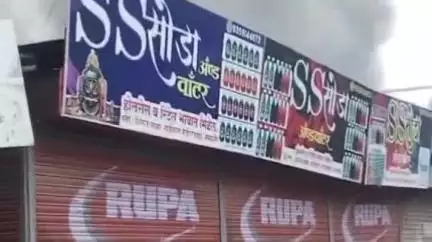 अमळनेर: अमळनेर नगरपरिषदेसमोरील दुकानांना भीषण आग; लाखो रुपयांचे नुकसान