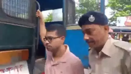উলুবেড়িয়া ১: আমতা চন্দ্রপুর ফাঁড়ির পুলিশ  বসিরহাট থেকে গ্রেপ্তার করা ভুয়ো  চিকিৎসককে উলুবেরিয়া আদালতে পেশ করলো