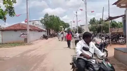 రామన్న‌పేట: నీర్నెముల గ్రామంలో పర్యటించి సమస్యలు అడిగి తెలుసుకున్న డి ఎల్ పి ఓ  ప్రతాప్ నాయక్