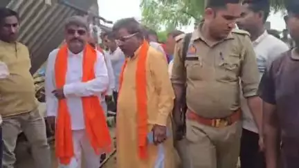 रुदौली: आंसू मऊ गांव में दीवार गिरने से महिला की मौत, रुदौली विधायक ने मौके पर पहुंचकर हर संभव मदद का दिया आश्वासन