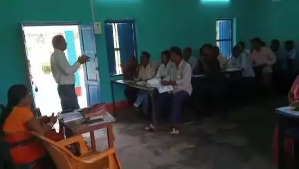 जलालगढ़: बीआरसी जलालगढ़ में जलालगढ़ के शिक्षा सेवकों को समर कैम्प चलाने के लिए दिया गया प्रशिक्षण