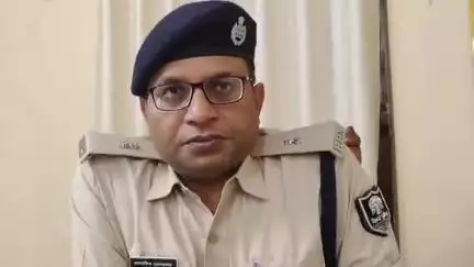 बथनाहा: कमलदह से पुलिस ने दो आरोपियों को किया गिरफ्तार, न्यायालय से वारंट था जारी