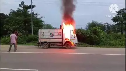 পূব যোৰহাট: মুদৈজানৰ ৩৭ নং ৰাষ্ট্ৰীয় ঘাইপথত গৰু সৰবৰাহ কৰা বাহন জুইত ভস্মীভূত