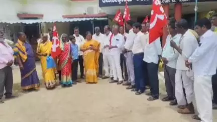 ಕಾಳಗಿ: ರೈತಪರ ವಿವಿಧ ಬೇಡಿಕೆಗೆ ಆಗ್ರಹಿಸಿ ಪ್ರಾಂತ ರೈತ ಸಂಘದ ನೇತೃತ್ವದಲ್ಲಿ ಪಟ್ಟಣದ ತಹಶೀಲ್ದಾರ್ ಕಚೇರಿ ಎದುರು ಪ್ರತಿಭಟನೆ