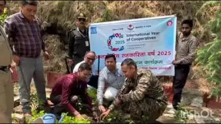 डुंडा: अंतर्राष्ट्रीय सहकारिता वर्ष पर तेखला में बीआरओ के जवानों को बैंकिंग योजनाओं की दी जानकारी, मां के नाम पर किया पौधरोपण