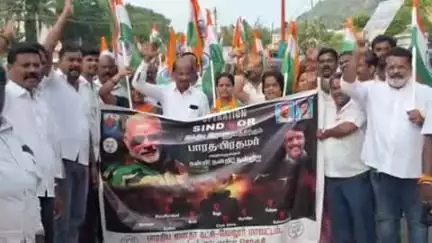 குடியாத்தம்: 80 அடி நீளம் மூவர்ணக் கொடியுடன், புதிய பேருந்து நிலையத்தில் பாஜக சார்பில் ராணுவ வீரர்களுக்கு நன்றி செலுத்தும் பேரணி