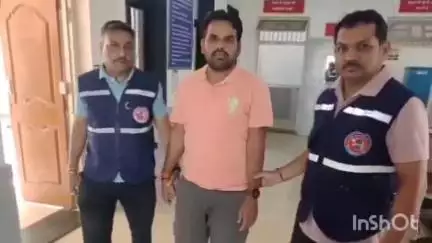 સોનગઢ: ઉકાઈ રેલવે સ્ટેશન ખાતેથી રૂ.2 હજારની લાંચ લેતો રેલવે કર્મચારી ઝડપાયો
