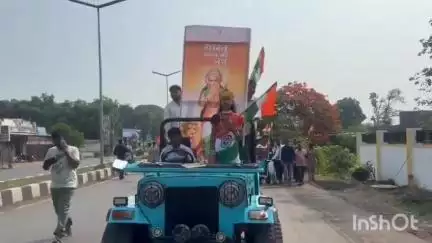 વાલોડ: વાલોડ ચાર રસ્તા નજીકથી ધારાસભ્યની હાજરીમાં તિરંગા યાત્રા કાઢવામાં આવી.