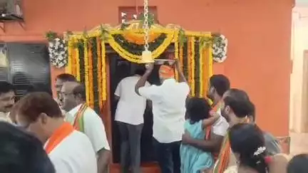 చౌటుప్పల్: హనుమాన్ జయంతి సందర్భంగా పట్టణంలోని శ్రీ పాటిమీది హనుమాన్ దేవాలయంలో ప్రత్యేక పూజలు నిర్వహణ