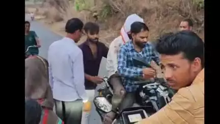 चांद: बादगांव की हनुमान घाटी में बाइक स्लिप होने से युवक गंभीर रूप से घायल