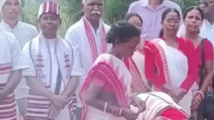 बिशुनपुर: सेरका धर्म कुड़िया में आदिवासी धर्म गुरु की मां के निधन पर श्रद्धांजलि कार्यक्रम आयोजित