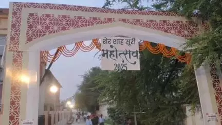 दो दिवसीय शेरशाह सूरी महोत्सव शेरशाह रौजा के पार्क में होता  तो  प्रशासन को सफाई की ध्यान आ जाती ।