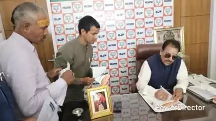ओखलकांडा: युवा मोर्चा मंडल अध्यक्ष मदन परगाई ने ओखलकांडा में बसों के संचालन की मांग को लेकर सांसद अजय भट्ट को सौंपा ज्ञापन