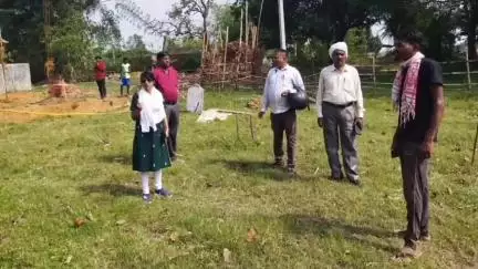 कैरो: हनहट पंचायत में बीडीओ ने आवास एवं मनरेगा योजनाओं का किया निरीक्षण, लापरवाही पर दी चेतावनी