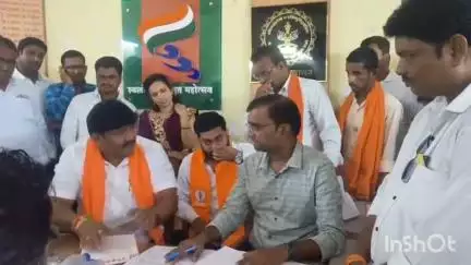 दर्यापूर: शेतकऱ्यांच्या विविध प्रश्नांसाठी तहसील कार्यालय येथे शिवसेना ठाकरे गटाने दिली धडक; आमदार गजानन लवटे उपस्थित