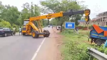 বিষ্ণুপুর: নিয়ন্ত্রণ হারিয়ে রাস্তার পাশে উল্টে গেল একটি ছোটো হাতি গাড়ি, ঘটনাটি ঘটে বন কামারপুকুর এলাকায়