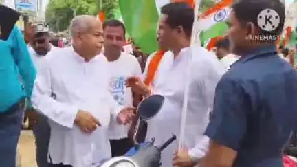 বিষ্ণুপুর: তিরঙ্গা যাত্রার মাঝে বিষ্ণুপুরে রাজ্যের প্রাক্তন মন্ত্রী ও বিষ্ণুপুর সাংসদের "কুশল" বিনিময় করতে দেখা যায়