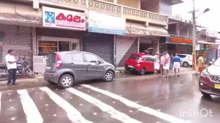 മൂവാറ്റുപുഴ: രാമപുരം കവലയിൽ നിയന്ത്രണം വിട്ട കാർ സമീപത്തെ കെട്ടിട വരാന്തയിലേക്ക് ഇടിച്ച് കയറി, അശ്രദ്ധമായ ഡ്രൈവിങ്ങിന് കേസ്