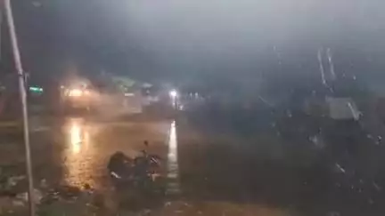 आसपुर: तेज हवाओं के साथ हुई झमाझम बारिश, बिजली हुई गुल