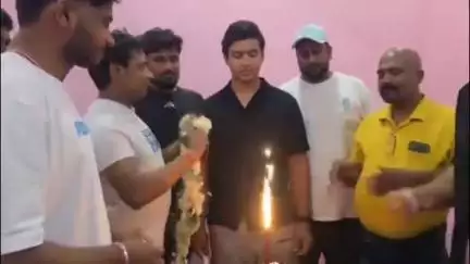 ताजपुर: आईपीएल खेलने के बाद ताजपुर पहुंचे लाल वैभव सूर्यवंशी, लोगों ने केक काटकर मनाया जश्न