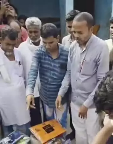 कस्बा: कस्बा के संझेली पंचायत के कुसहा गांव में आग पीड़ित परिवार को राहत सामग्री पहुंचाई पूर्व प्रमुख ने