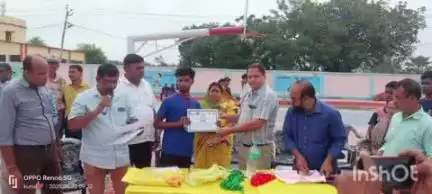 बरियारपुर: खेल प्रतियोगिता में प्रथम, द्वितीय और तृतीय स्थान पाने वाले छात्र-छात्राएं हुए सम्मानित