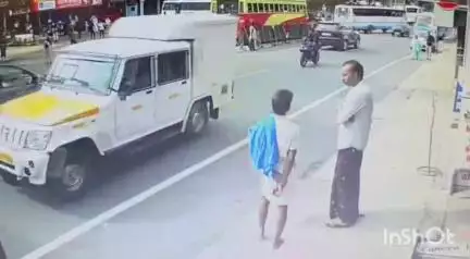 താമരശ്ശേരി: പഴയ ബസ് സ്റ്റാൻഡിന് മുൻവശം സ്വകാര്യ ബസിന് അടിയിൽപ്പെട്ട ബൈക്ക് യാത്രികൻ അത്ഭുതകരമായി രക്ഷപ്പെട്ടു